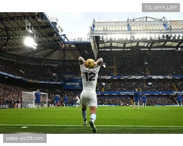 镜头：老将米尔纳在训练中加练长传，以丰富球队由守转攻手段