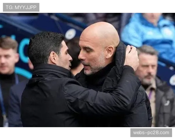 特写:大雨中瓜迪奥拉与阿尔特塔场边激烈交流,随后握手 特写:大雨中瓜迪奥拉与阿尔特塔场边激烈交流,随后握手